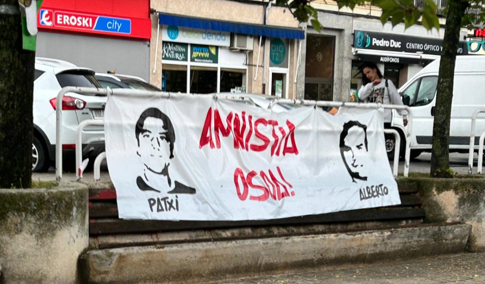 Pancarta con las imágenes de terroristas de ETA en las fiestas del barrio de la Txantrea.