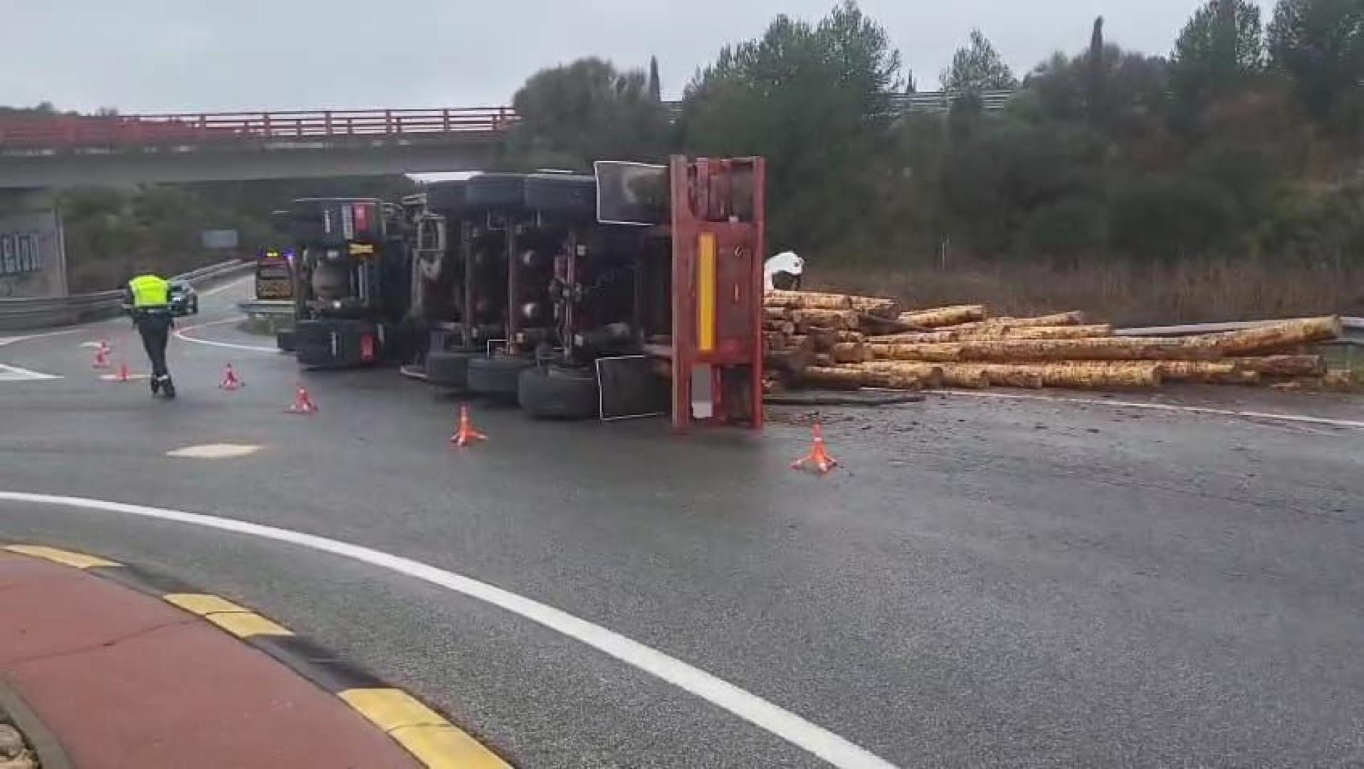 Vuelco de camión en la NA-134 en Lodosa