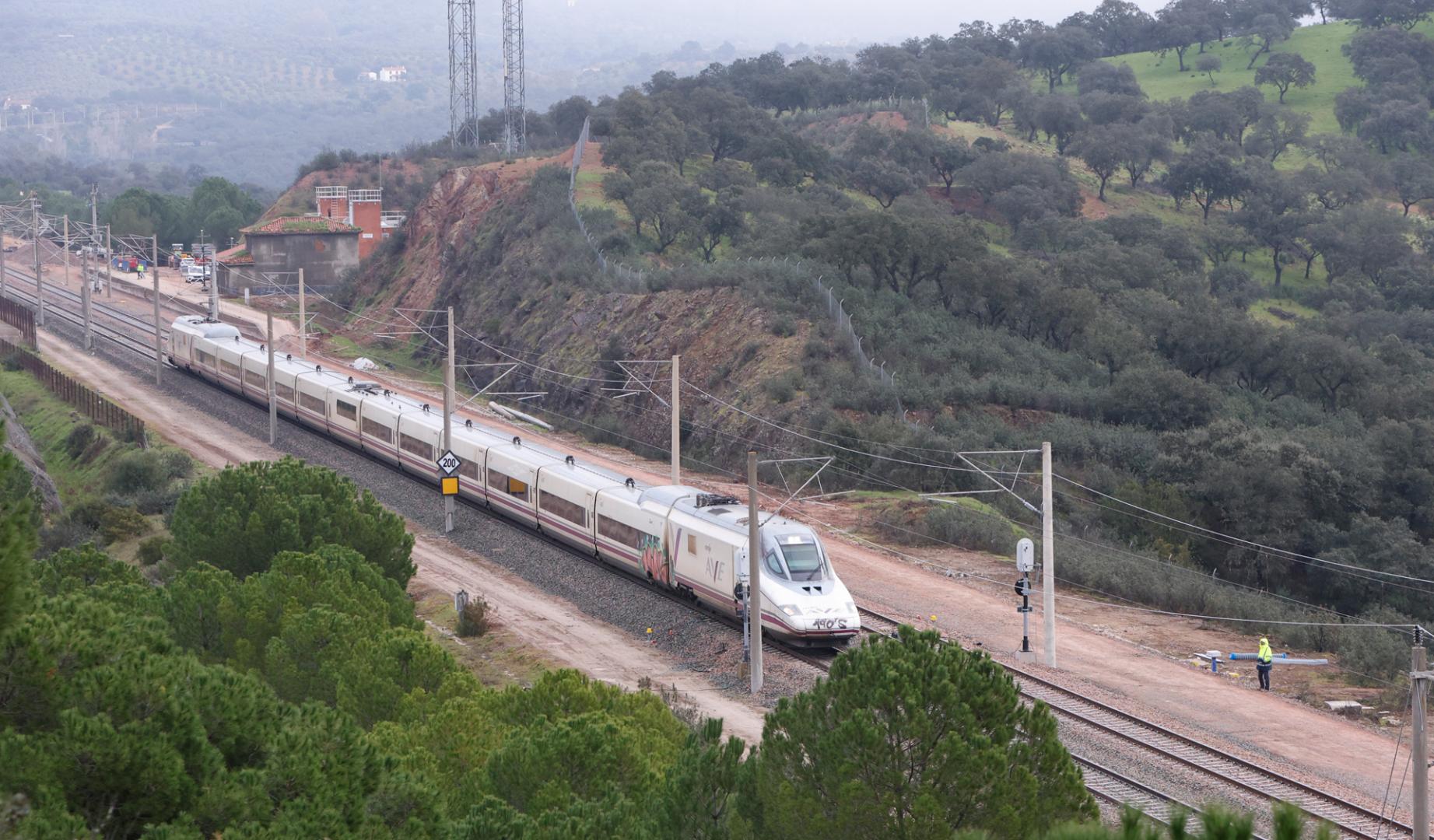 Imagen de un tren AVE a su paso por el tramo de vía, completamente restaurado, donde ocurrió el trágico accidente del pasado 18 de enero en Adamuz (Córdoba)
