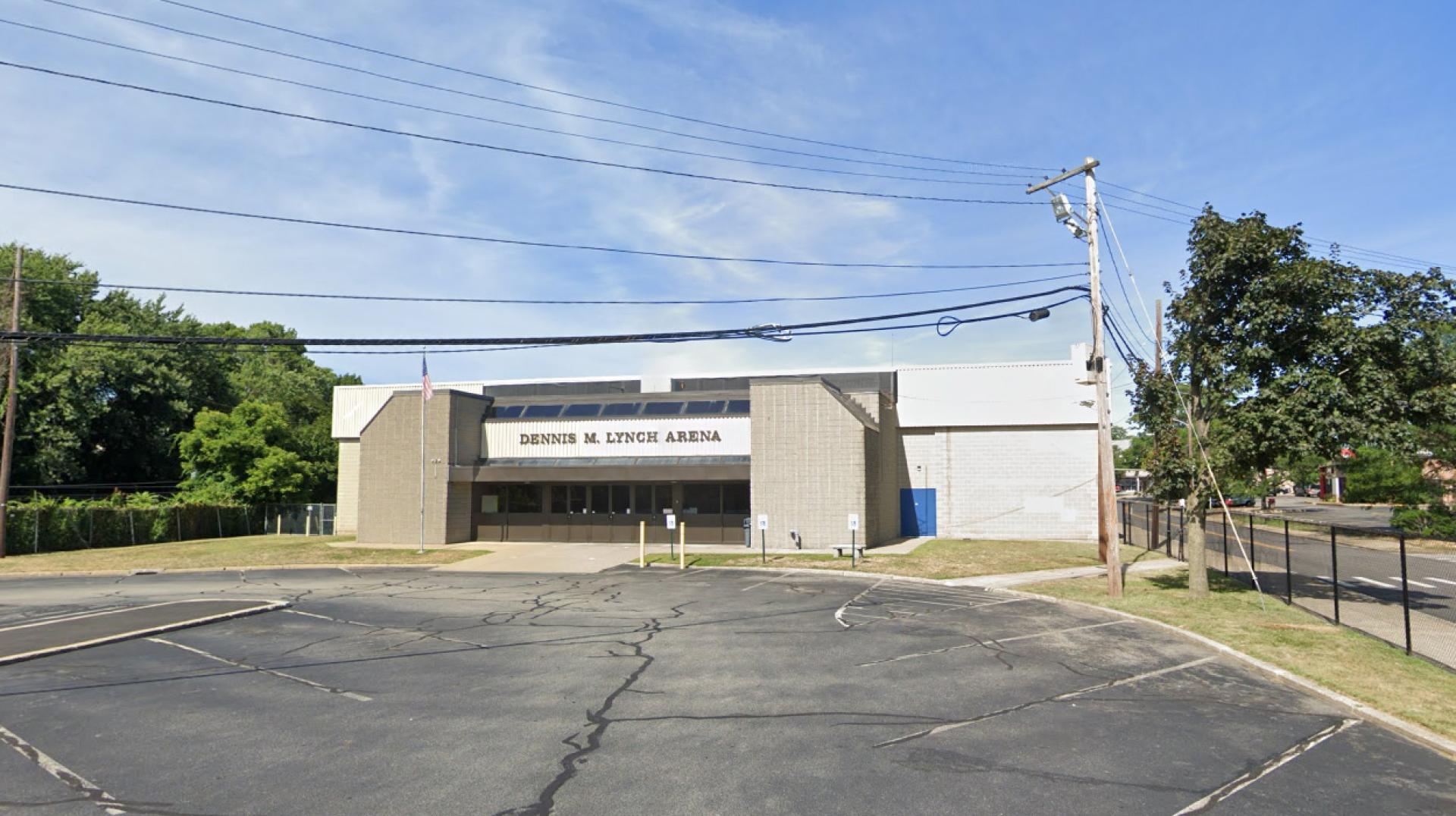 Exterior de la pista del Dennis M. Lynch Arena de Pawtucket (Rhode Island), donde se produjo el tiroteo.