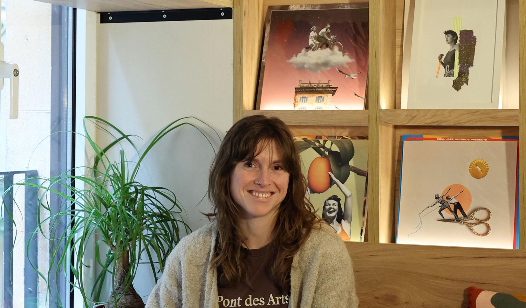 La diseñadora gráfica Beatriz Molina posa a sus collages en el bar Laba, en la plaza del Castillo
