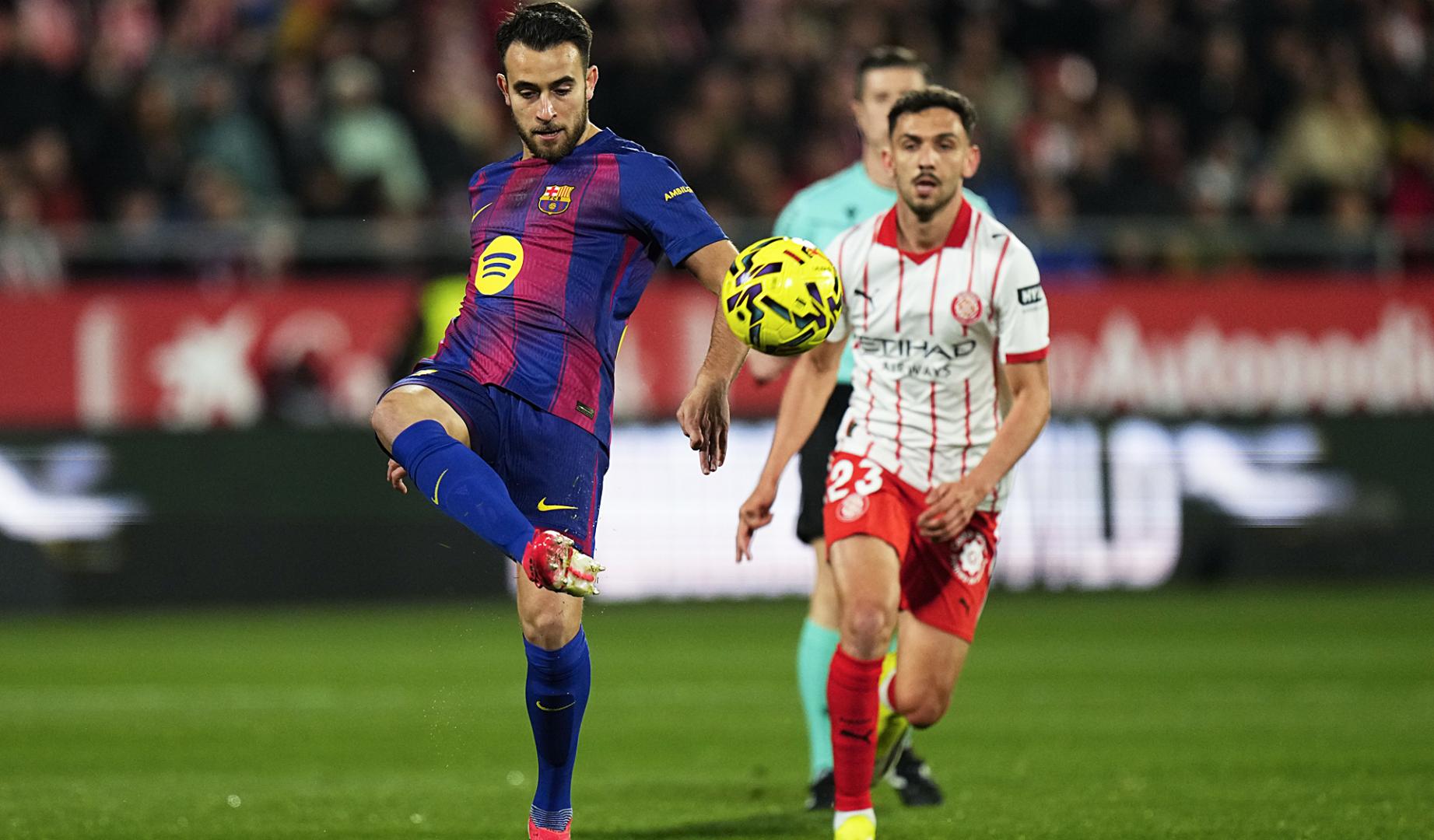 El defensa del Barcelona Eric García golpea el esférico ante Iván Martín durante el choque de Montilivi