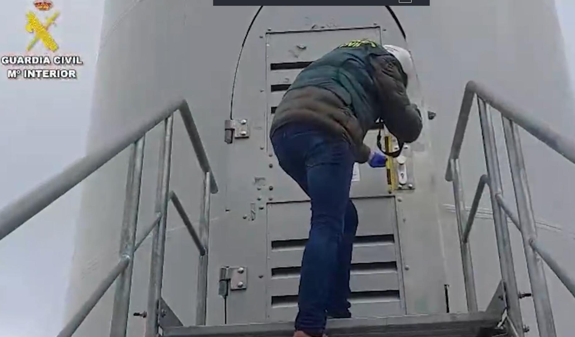 La Guardia Civil, inspeccionando el aerogenerador