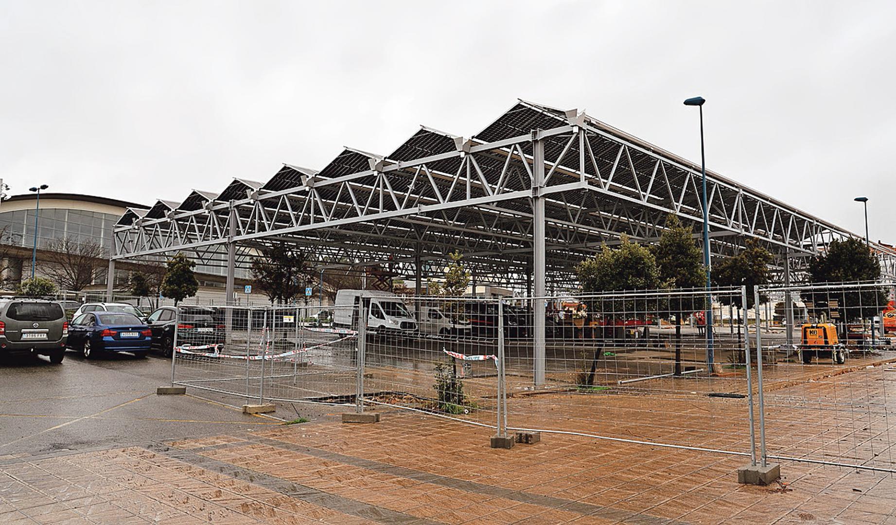 Vista del aparcamiento solar fotovoltaico que se está habilitando en Tafalla