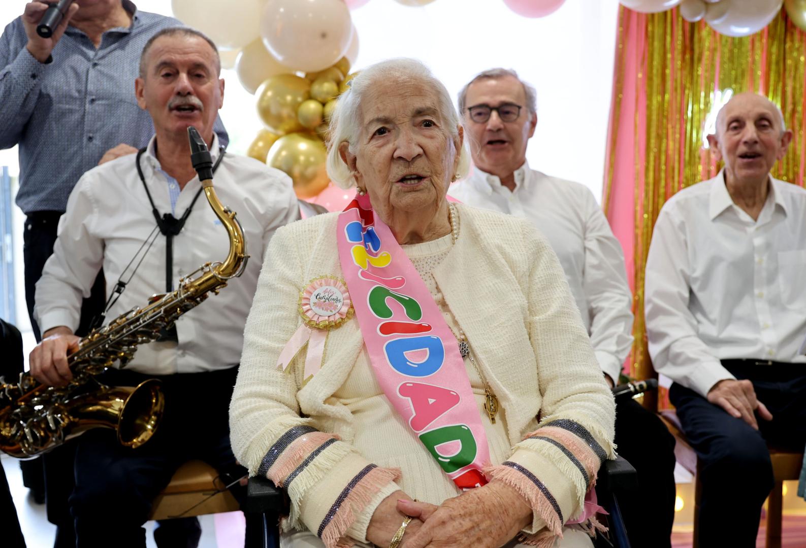 Mercedes Ortigosa posa junto a algunos de los músicos que han amenizado su fiesta de cumpleaños en la residencia San Jerónimo de Estella.