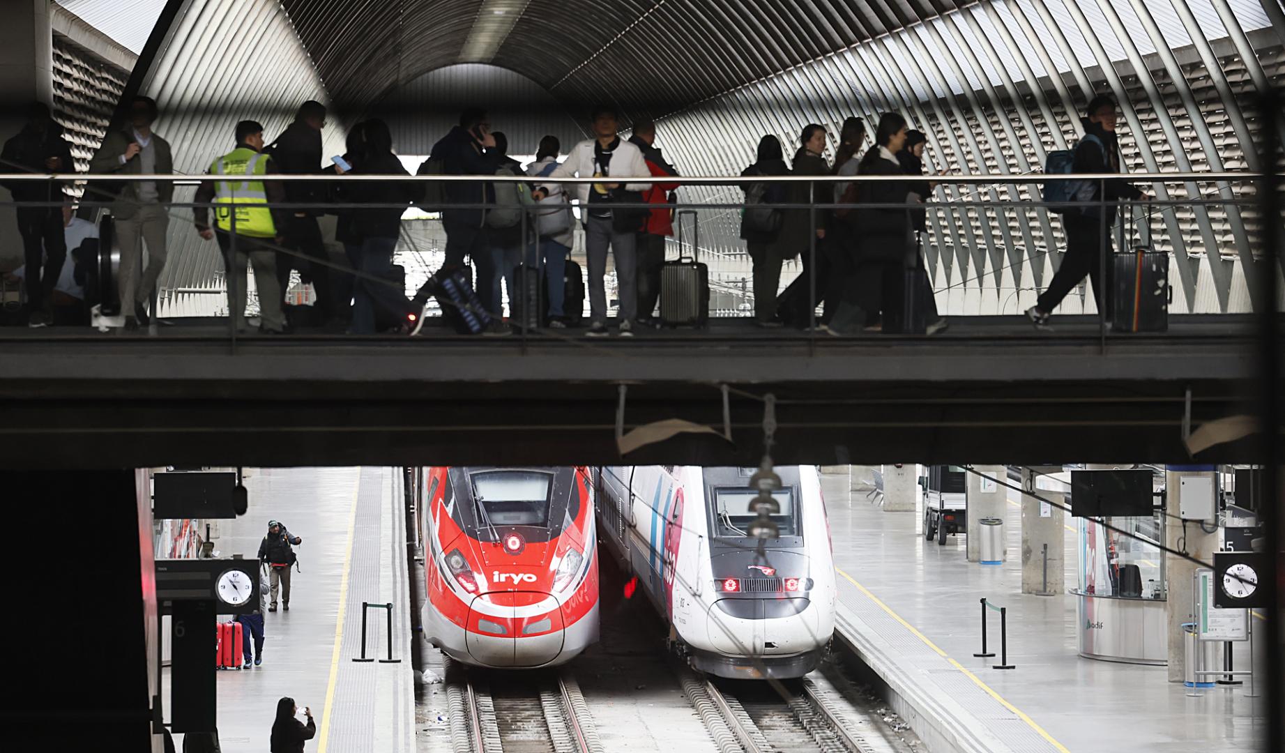 Varios pasajeros en los andenes del AVE en la estación de Santa Justa en Sevilla este martes 17 de febrero