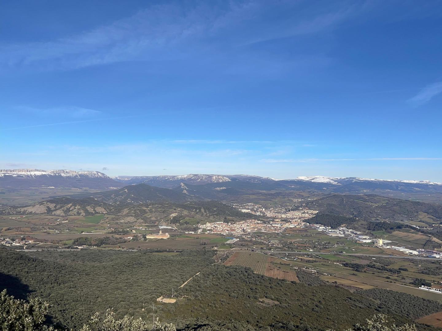 Vista de Estella, Ayegui y concejos del Valle de Yerri desde Montejurra, con la sierra de Lóquiz a la izquierda y la de Urbasa-Andia en la parte central