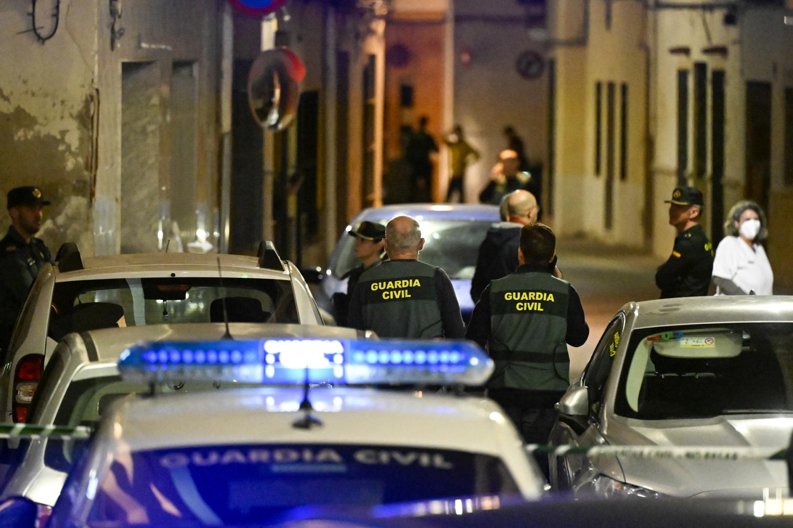Efectivos de la Guardia Civil, en los alrededores de la vivienda de Xilxes donde se ha producido el crimen