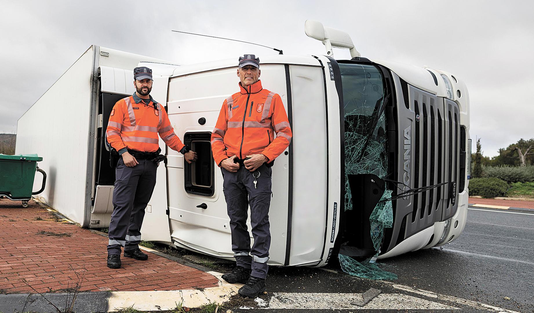 Javier Sagaseta Pérez (izda.) y David Sainz Yanguas, junto al camión accidentado en término municipal de Tudela