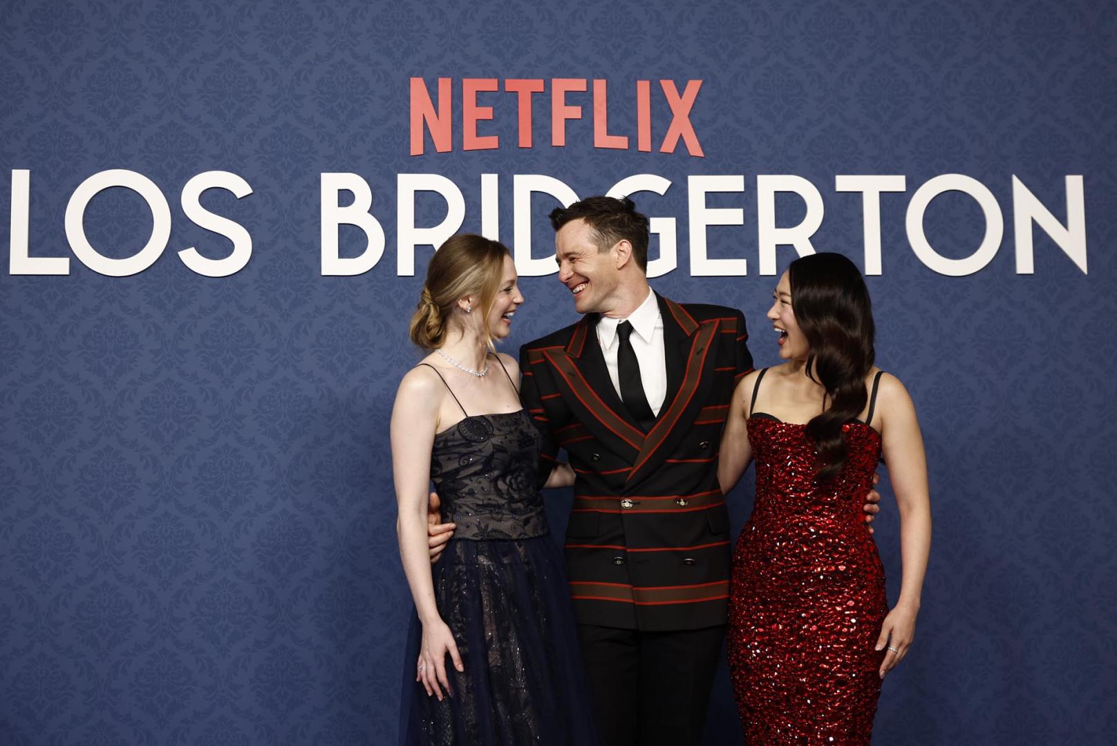 Los actores Luke Thompson, Yerin Ha y Claudia Jessie, a su llegada al estreno de la segunda parte de la cuarta temporada de la serie Los Bridgerton, este martes en el Casino de Madrid