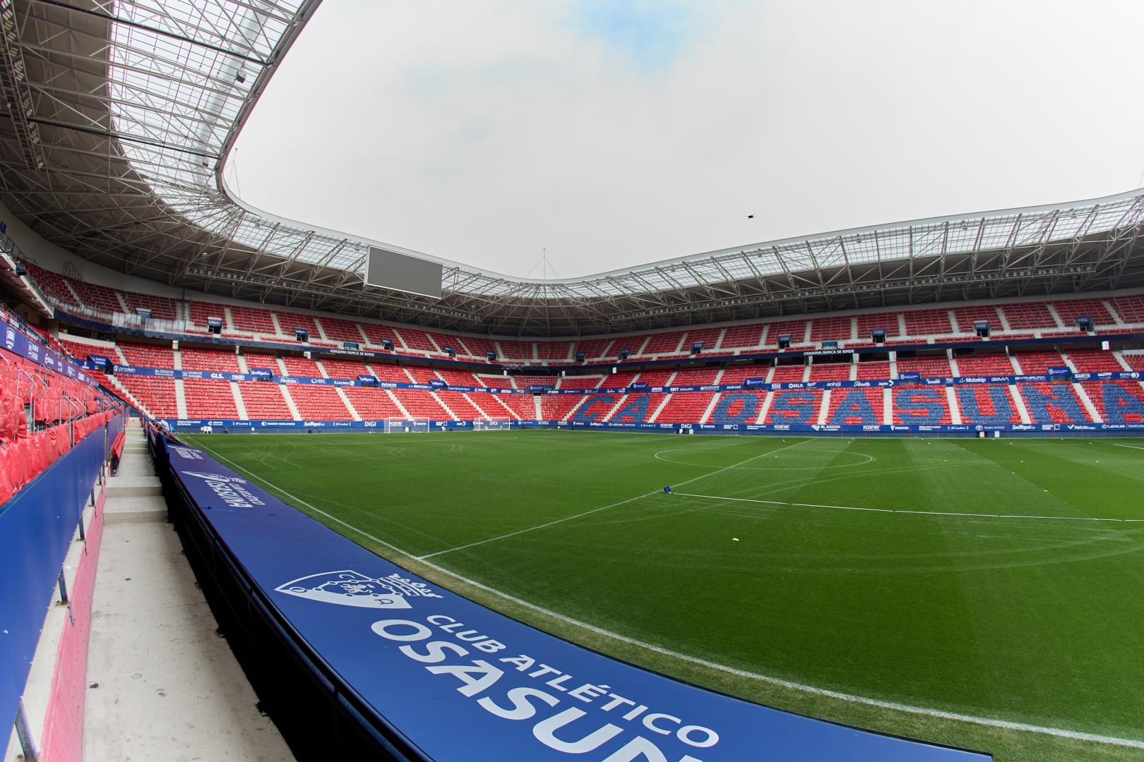 Una visita del estadio de El Sadar en la mañana de ayer, antes de que comenzara el entrenamiento del equipo de Alessio Lisci