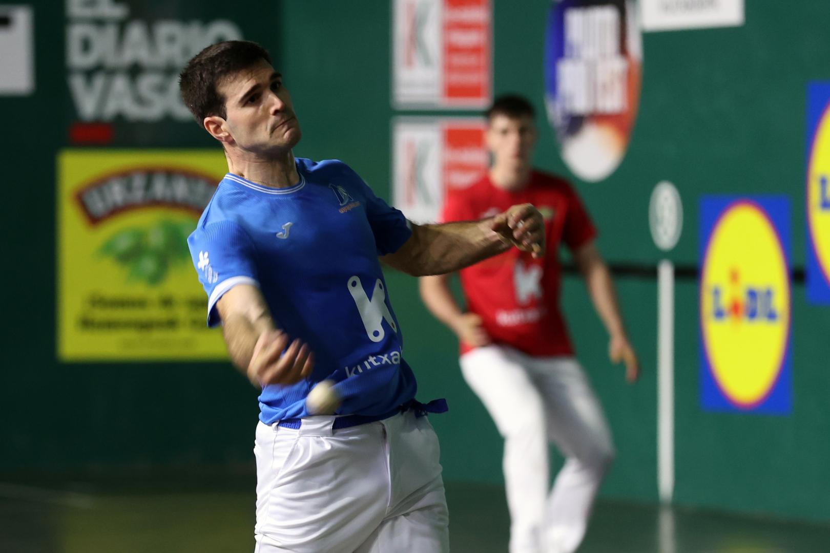 José Javier Zabaleta le suelta a una pelota en el partido de Alsasua.