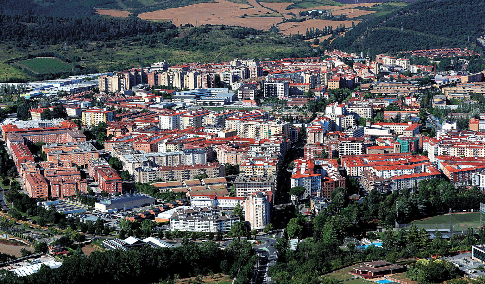 Vista aérea de viviendas en Burlada y Villava en una imagen del pasado verano