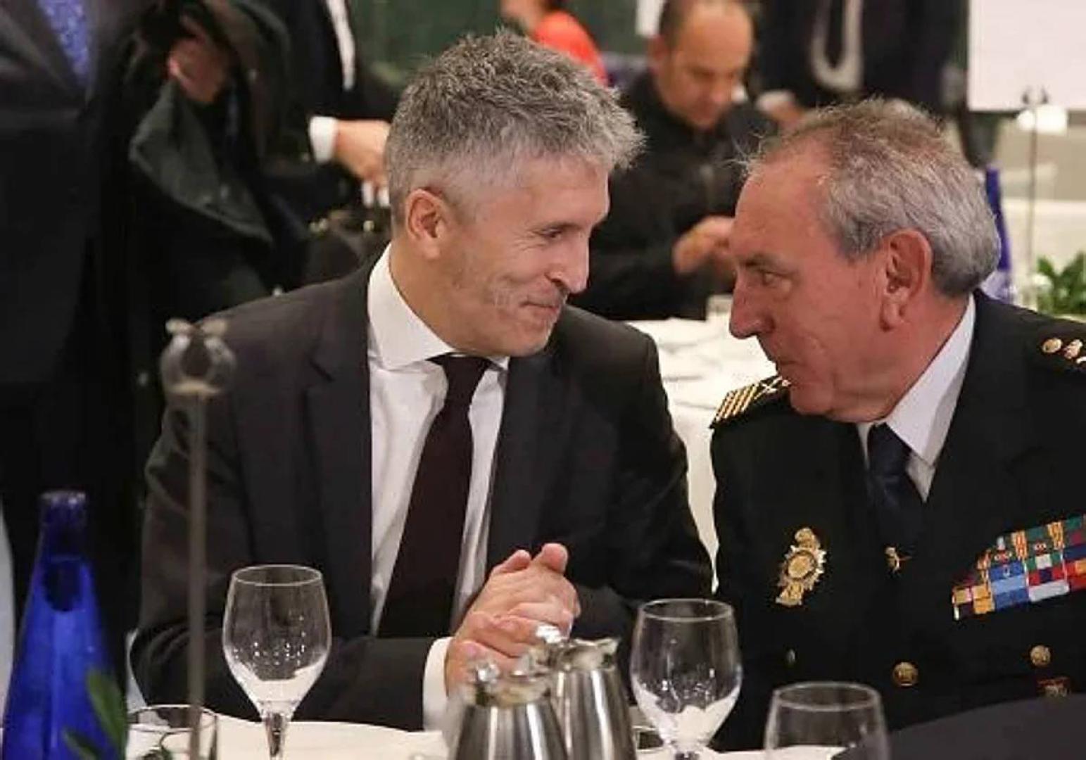 José Ángel González, junto al ministro Fernando Grande-Marlaska, en un desayuno informativo