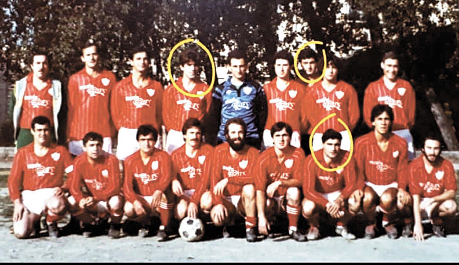 Comenzando por la parte superior derecha, Martín Lasa rodeado, al igual que sus hermanos.