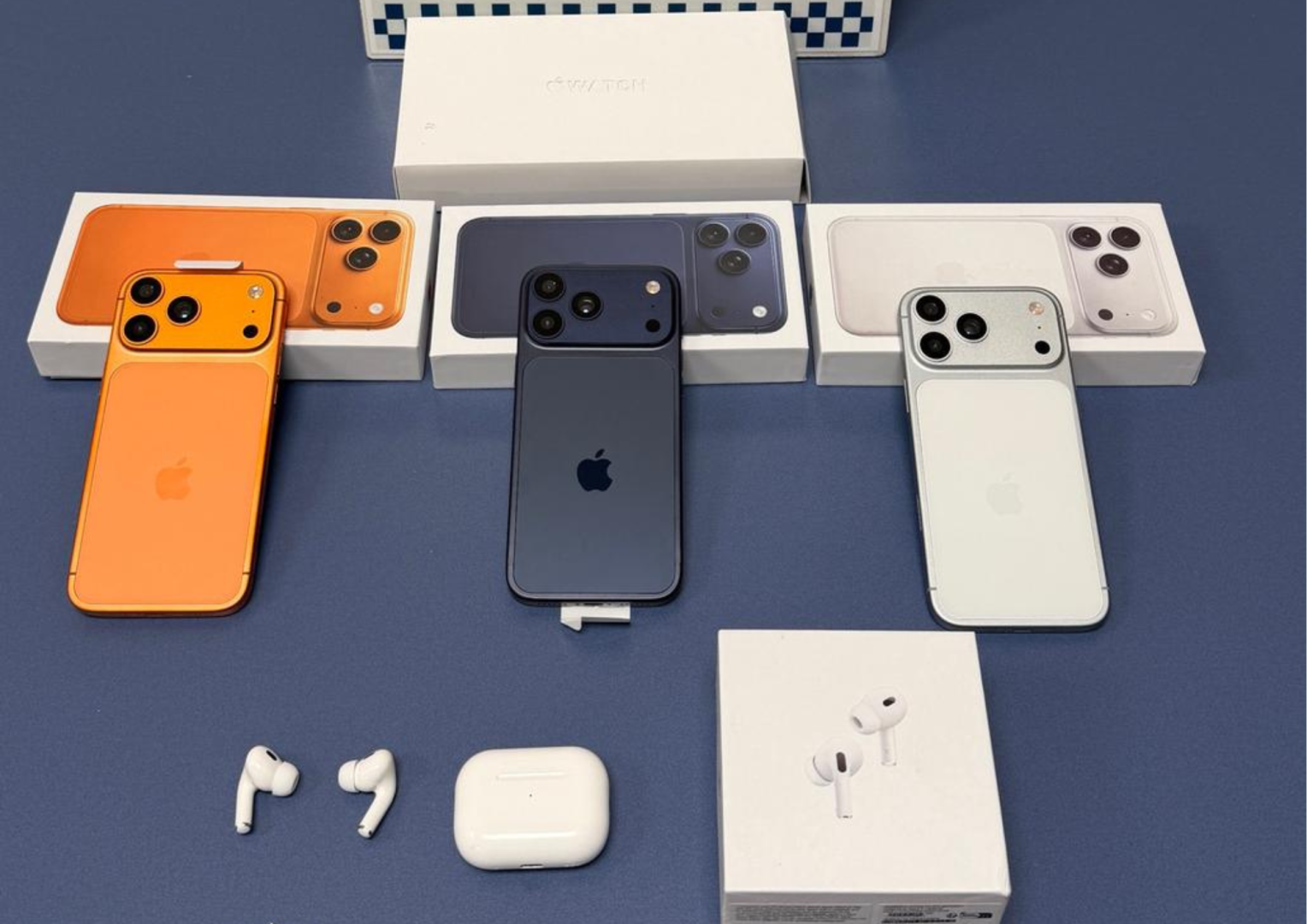 Los tres teléfonos móviles incautados y los AirPods