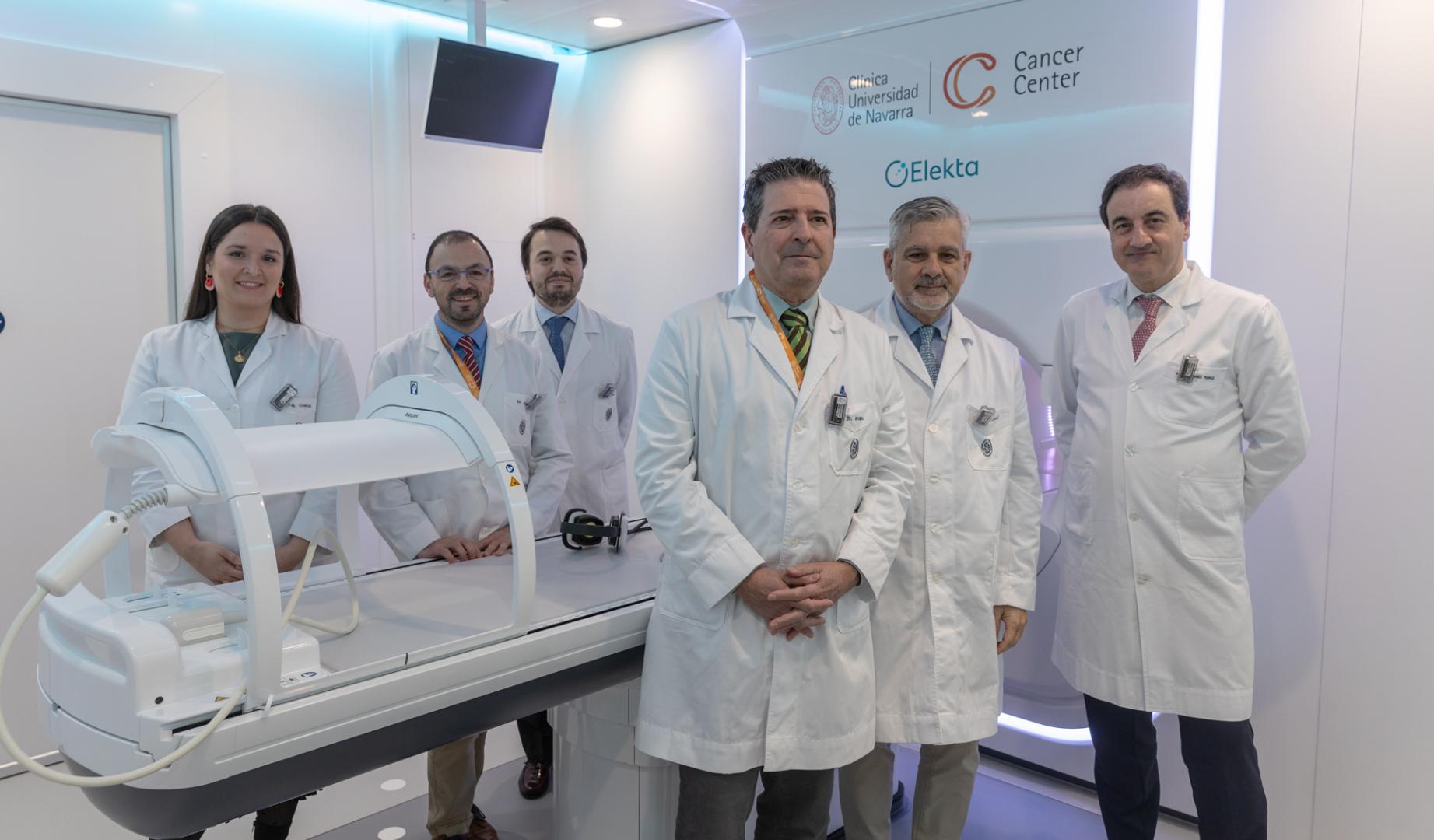 Especialistas de Cancer Center Clínica Universidad de Navarra en la sala de tratamiento del MR Linac