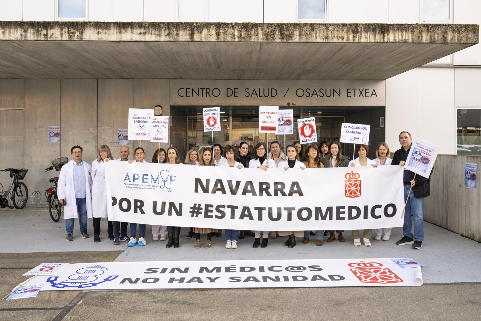 Médicos concentrados en el centro de salud de Sarriguren durante la huelga nacional que se celebra estos días