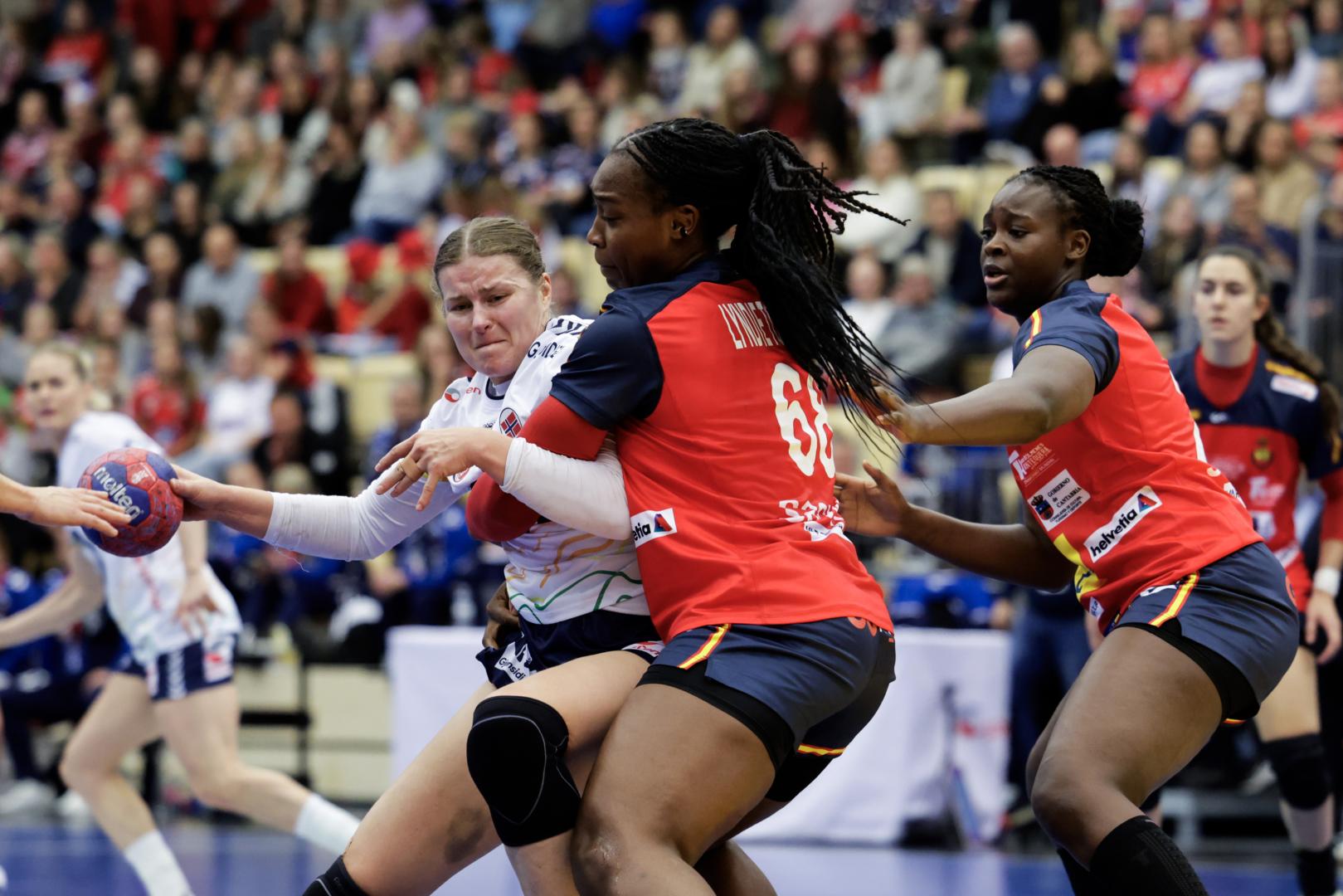 Lyndie Tchaptchet retiene a la noruega Maren Nyland Aardahl junto a su hermanas Lysa Tchaptchet en la pasada Posten Cup