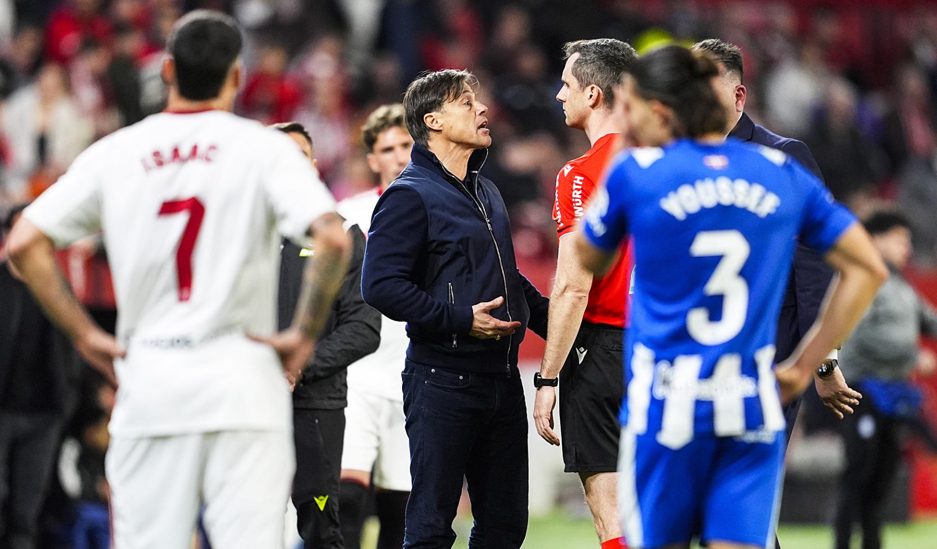 El técnico argentino Matias Almeyda se encara al colegiado Galech Apezteguía durante el Sevilla-Alavés