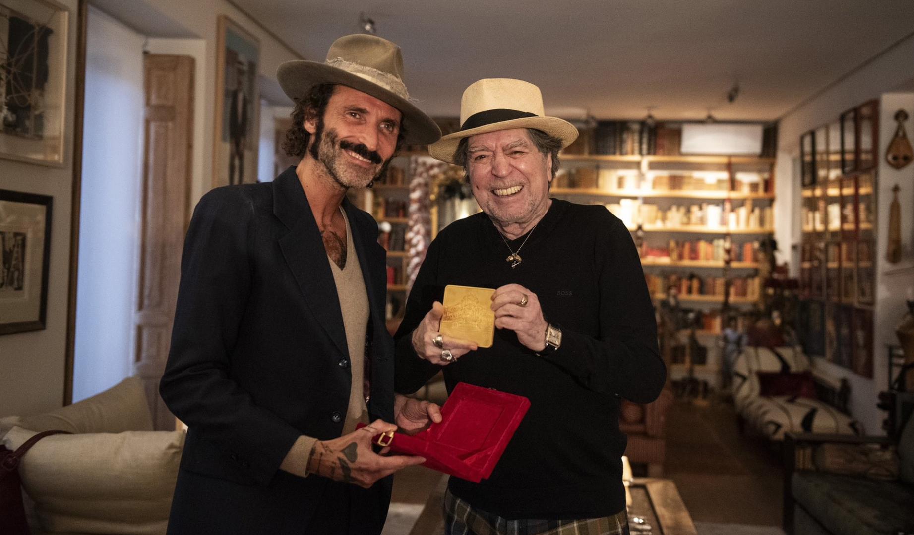 Leiva, junto a Joaquín Sabina, en el acto de reconocimiento a Sabina con la Medalla de Honor