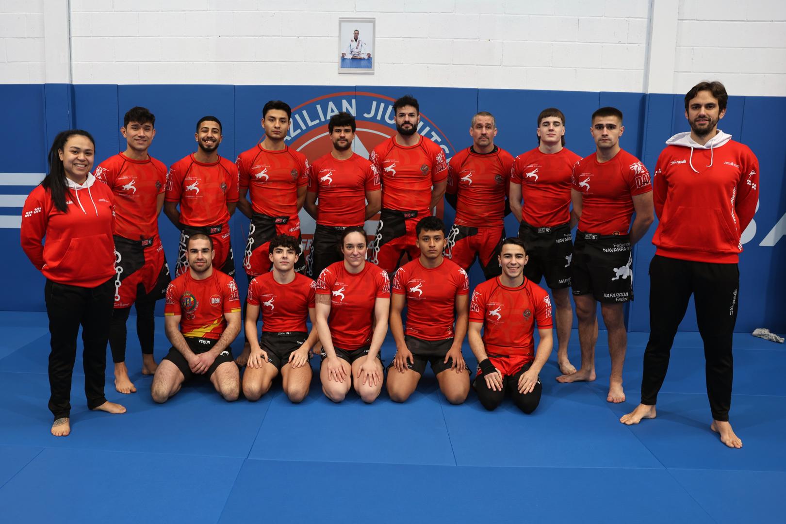 Manuela Alcain (entrenadora), Juan Diego Nizo (26),Imad el Azami (21),Iñaki Medina Peralta (22), Carlos Morales Gaitán (28),Pablo Sola Gil (34),Santiago Díaz López (40),Aitor Gartziandia Moneo (17),Jon López Sanz de Galdeano (21), Gorka Pardo Afundez (27), Bruno Alvés Pires (16), María Ramos Ballester (26), Jeremy Ortiz Carreño (18), Gorka Gracia Garijo (22).  A la derecha, Oian García (seleccionador).