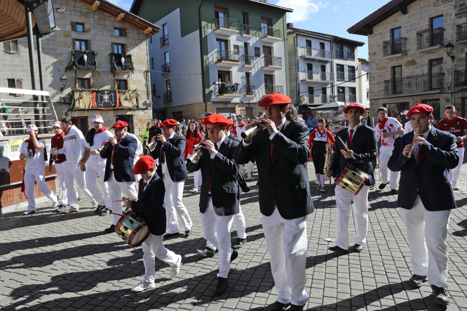 Salida de gaiteros en las fiestas de Alsasua.