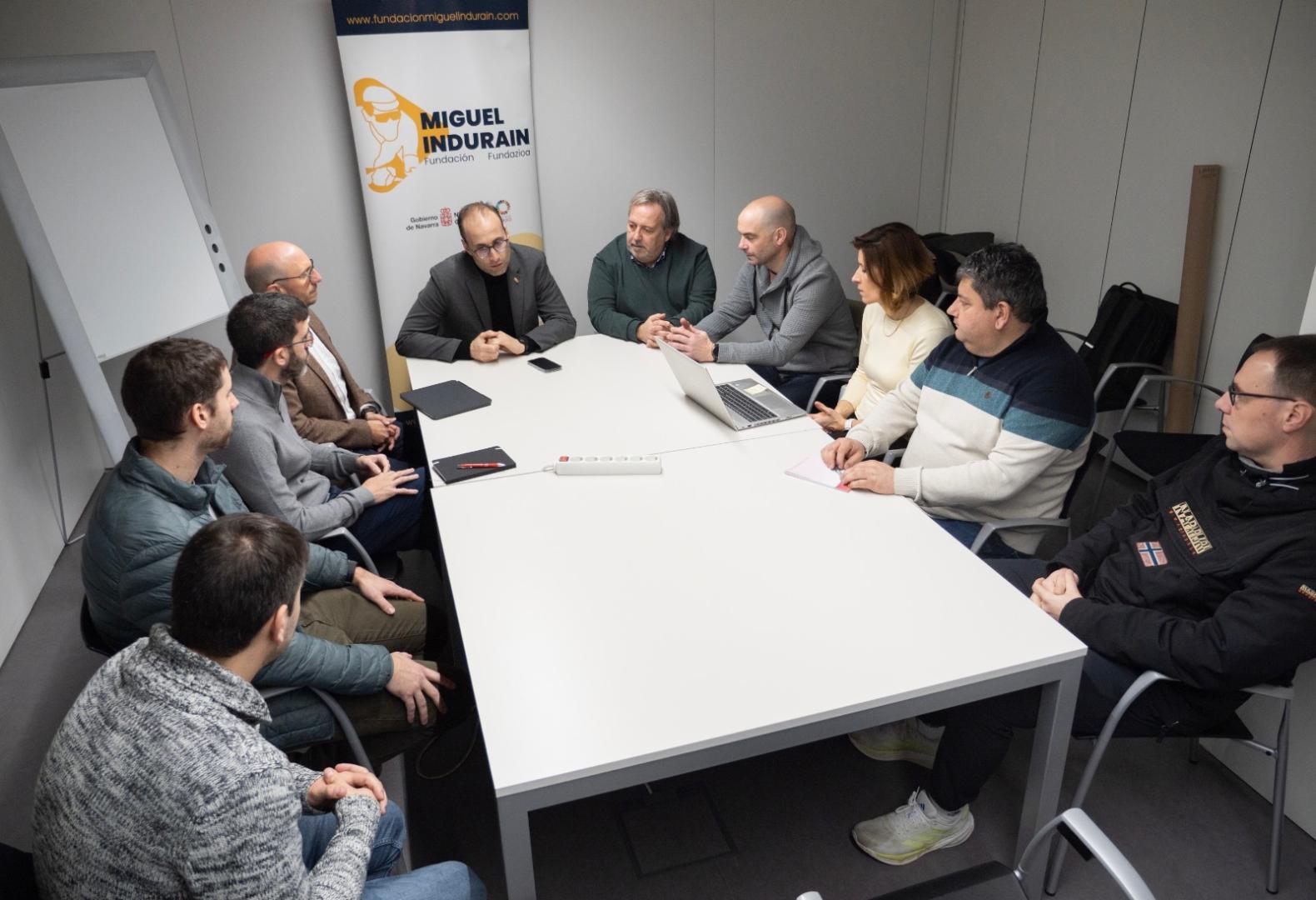 Miembros de Balonmano Uharte, Beti Onak, SCDR Anaitasuna, Balonmano Loyola, Federación Navarra de Balonmano, Instituto Navarro Deporte y Actividad Física y Fundación Induráin, reunidos.
