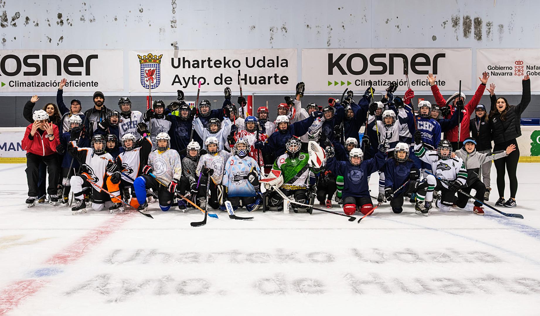 Foto de familia de las 38 chicas que participaron en el ‘Next Generation Girls Hockey Camp’ en el Palacio de Hielo de Huarte
