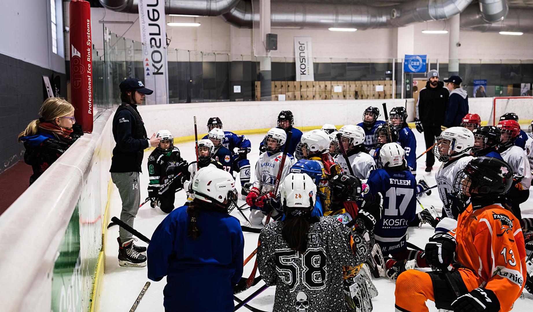 Sara Molina imparte unas clases sobre la pista de hielo
