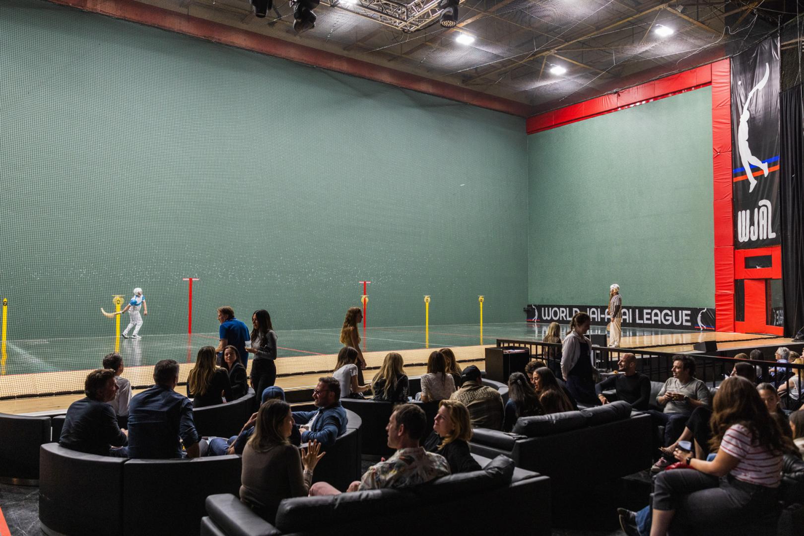 Fotografía del 13 de febrero de 2026 cedida por la WJA League (Liga Mundial de jai-alai) de un partido de frontón en Miami (EE.UU)