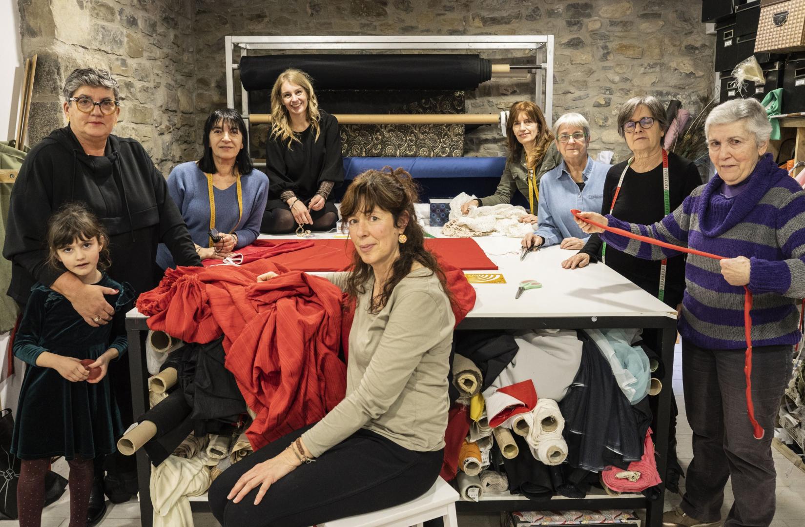 Taller de confección de vestuario en Urraúl Alto para la representación teatralizada a cargo de los jóvenes de 'La llamada de Usotxa'