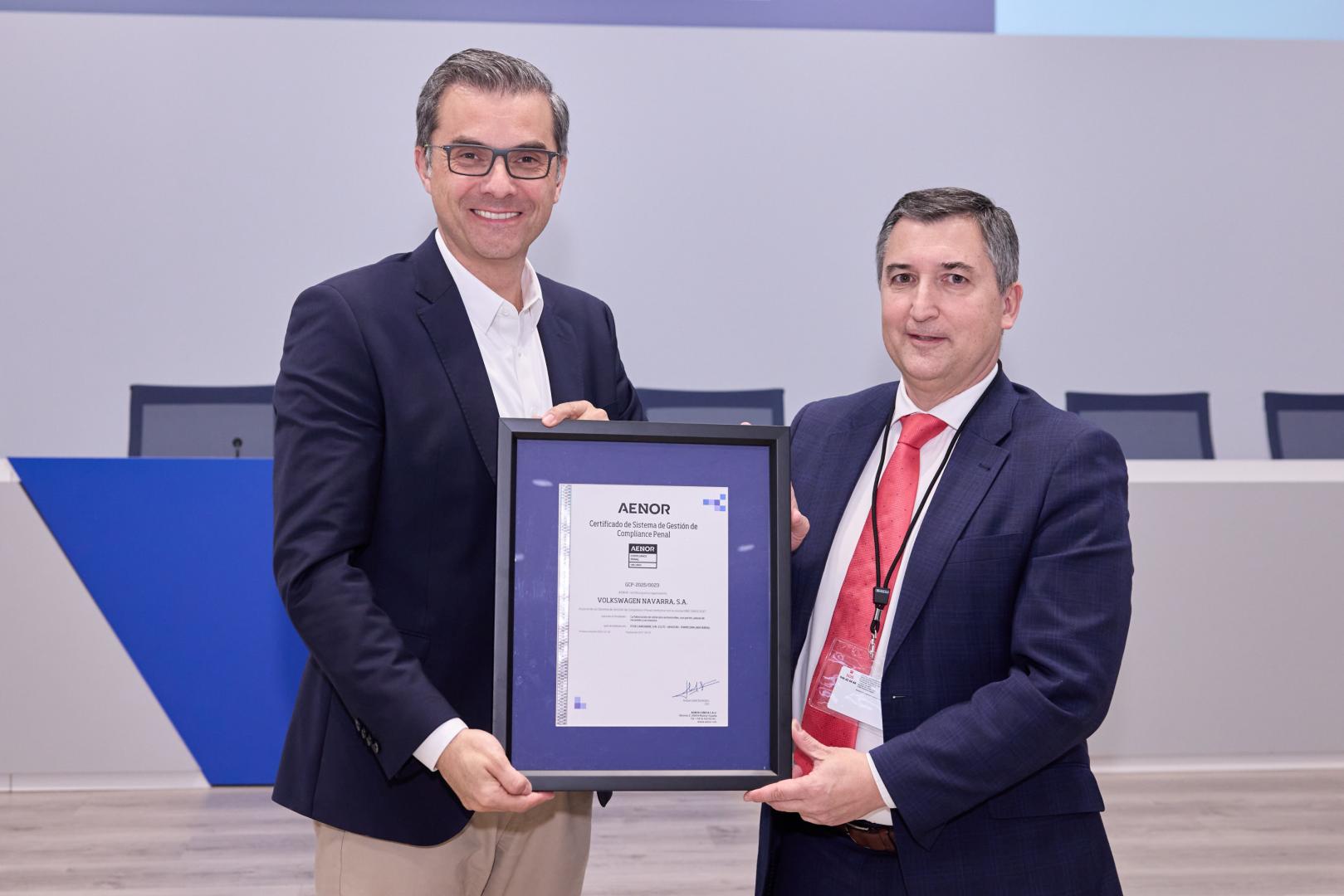 Michel Hobusch (a la izquierda), presidente de Volkswagen Navarra, recibe de manos de Nicolás Henríquez, director de Desarrollo de Negocio de Aenor, una de las dos certificaciones