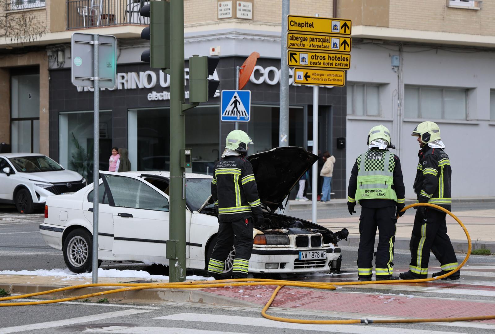 Los bomberos trabajan en el vehículo tras la extinción