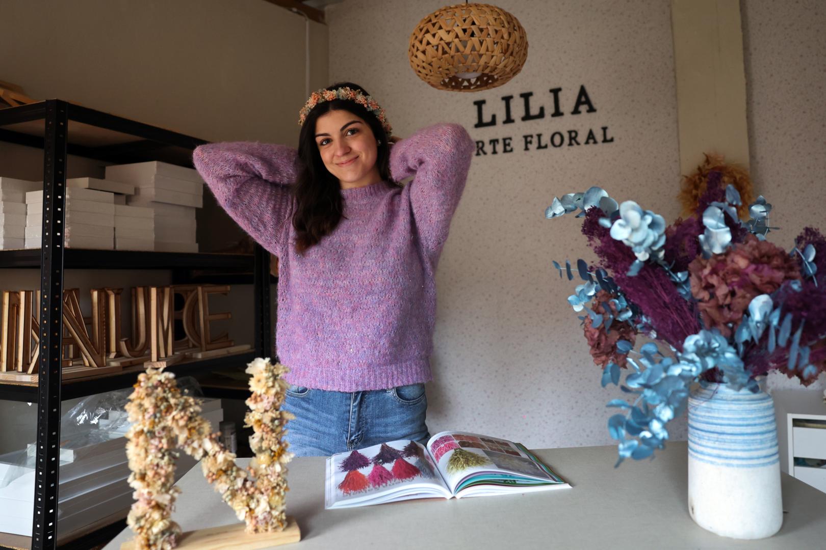 Nahia Campo Martínez, en el cobertizo de su casa que en febrero de 2024 convirtió en un taller de arte floral, sede de Lilia