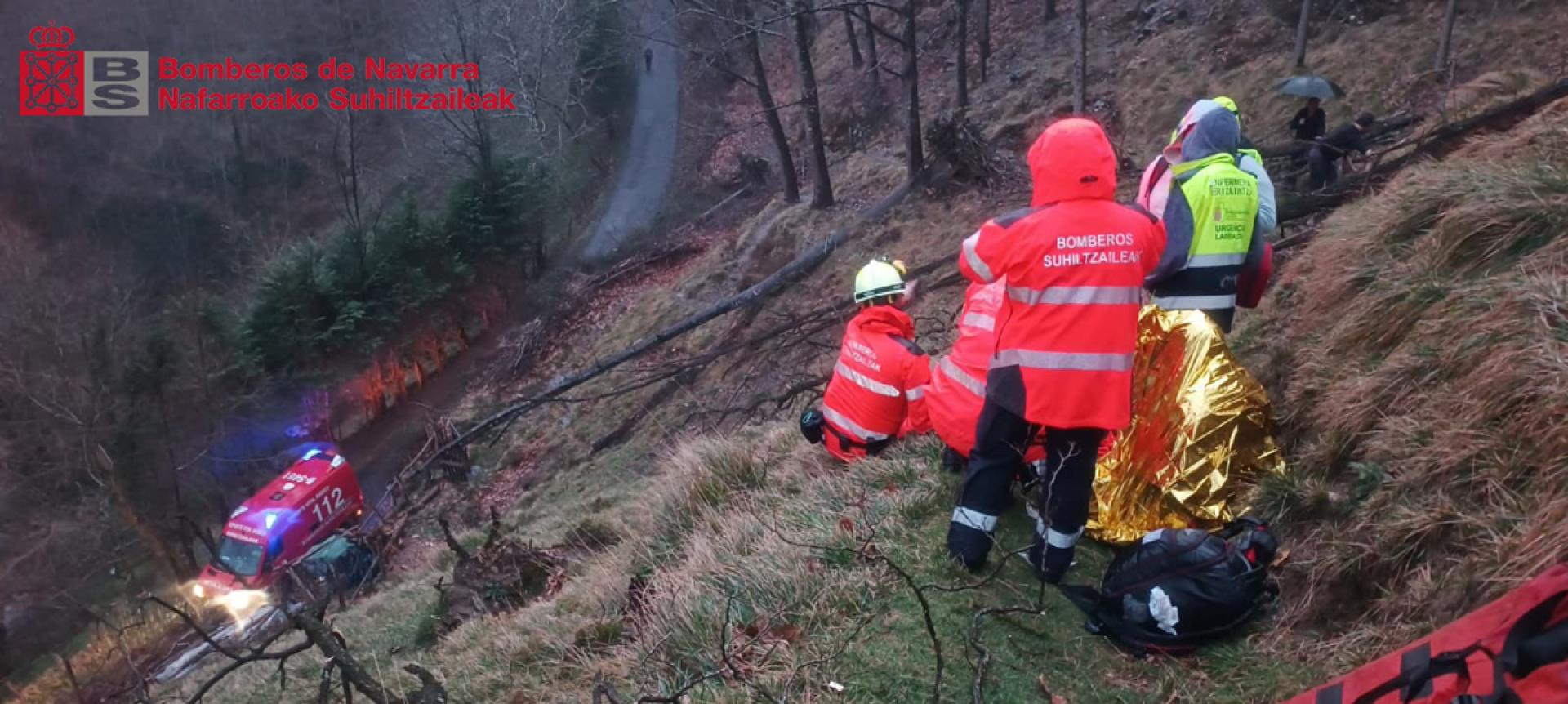 Un momento del rescate realizado por bomberos voluntarios de Goizueta