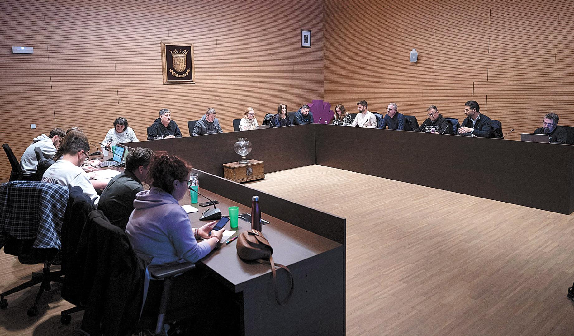 En el centro, en un pleno, el alcalde Iker Mariezkurrena y a su derecha el edil Félix Puyo (EH Bildu), que anunció el cese del jefe de policía