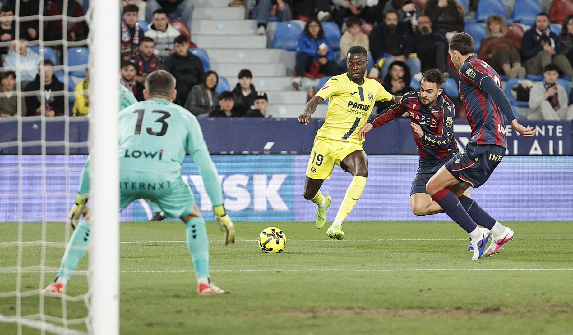Nicolás Pepe, autor de la asistencia en el gol del VIllarreal, disputa el balón ante Kervin Arriaga y Matías Moreno