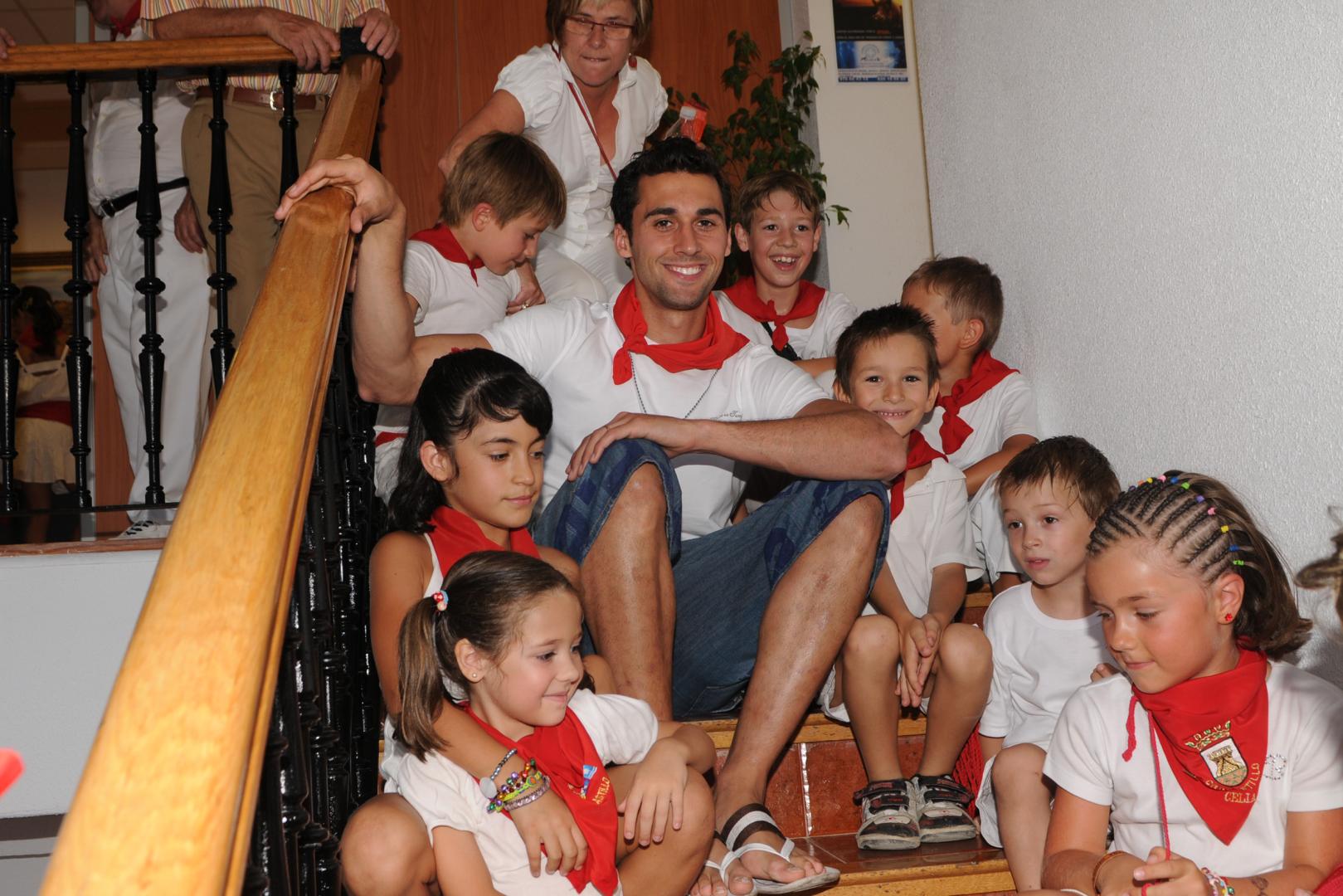 Álvaro Arbeloa, en 2010 en Carcastillo rodeado de niños