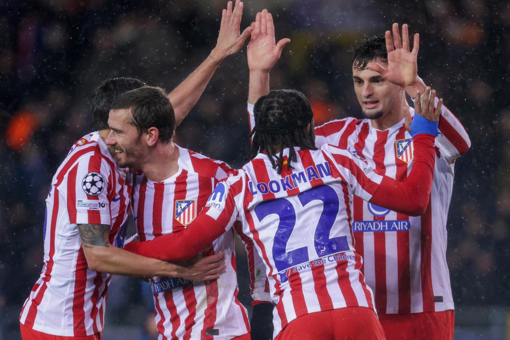 Lookman celebra el segundo gol del Atlético junto a sus compañeros