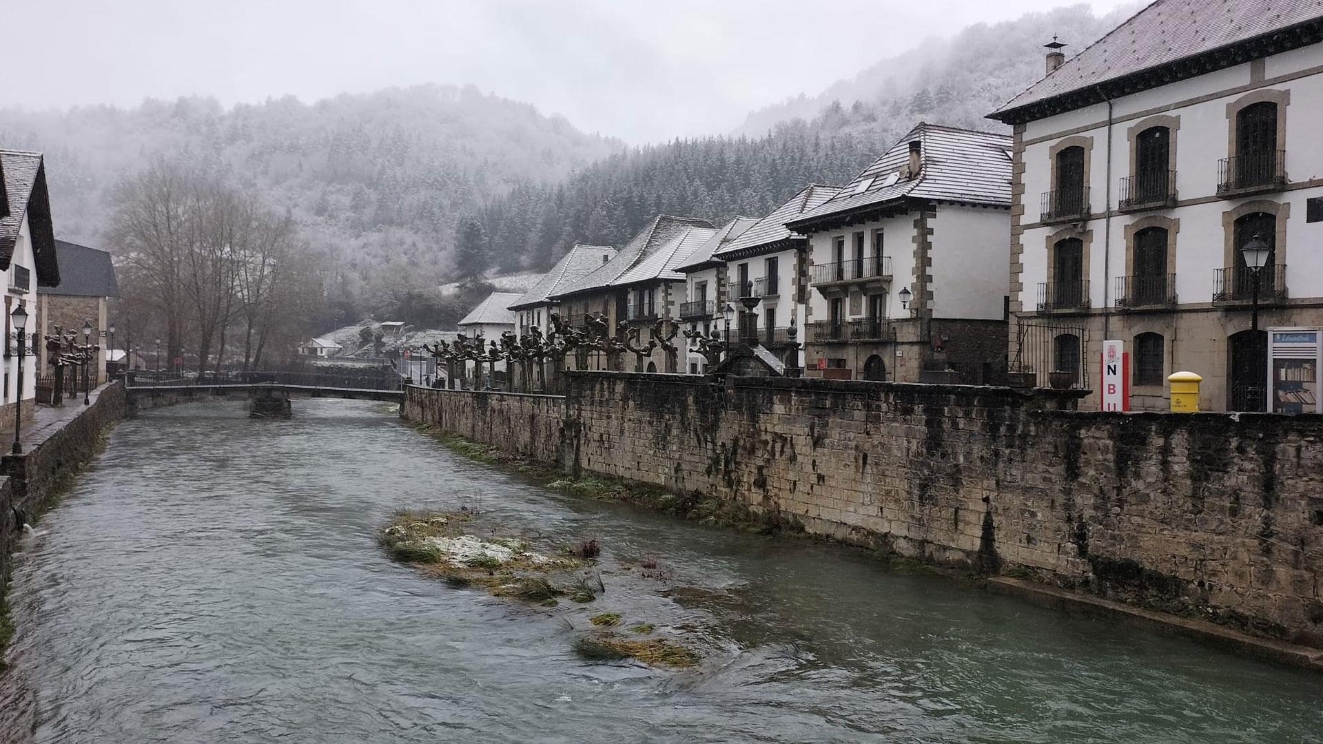 Foto de este jueves de Ochagavía con nieve