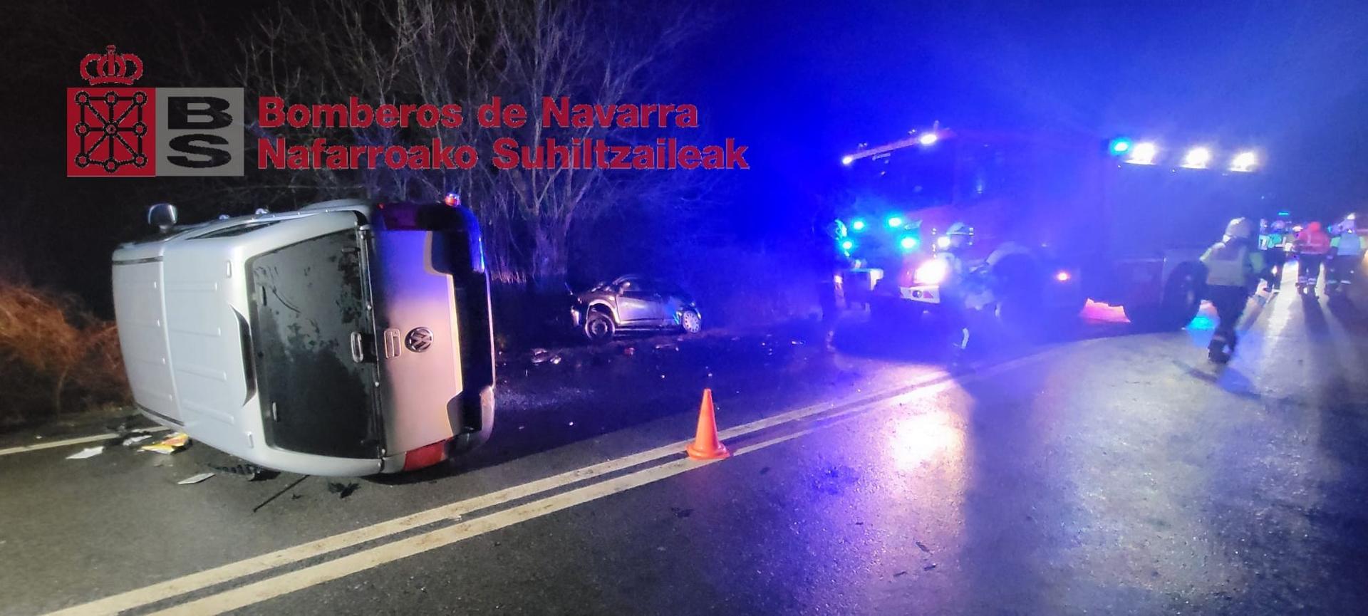 Bomberos y efectivos de emergencias, en el lugar del accidente