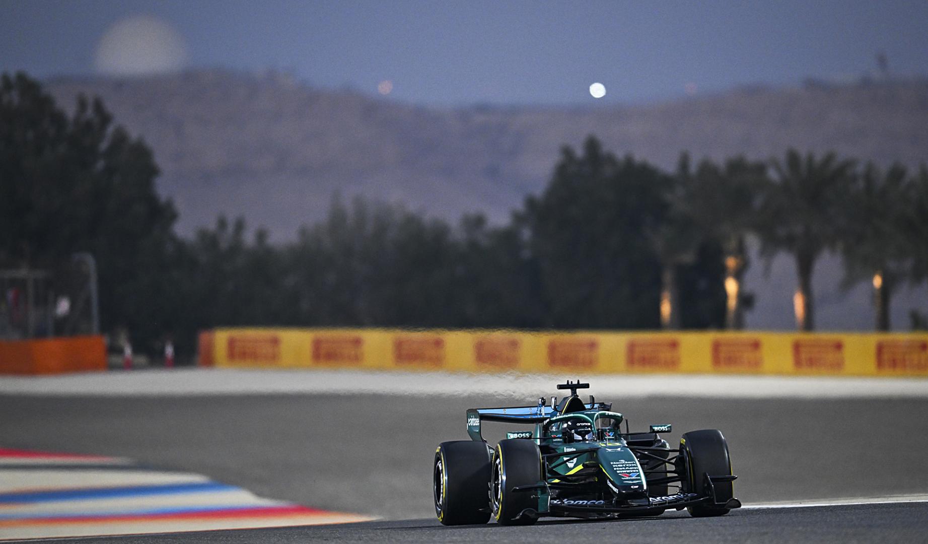 Fernando Alonso a bordo del AMR26 durante los ensayos de Baréin