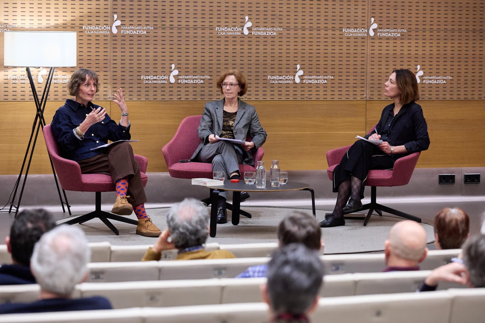 Andrea Ruiz Balzola junto a Icíar Astiasarán y Arantza Chacón Ormazabal en el encuentro en CIVICAN sobre el reto demográfico.
