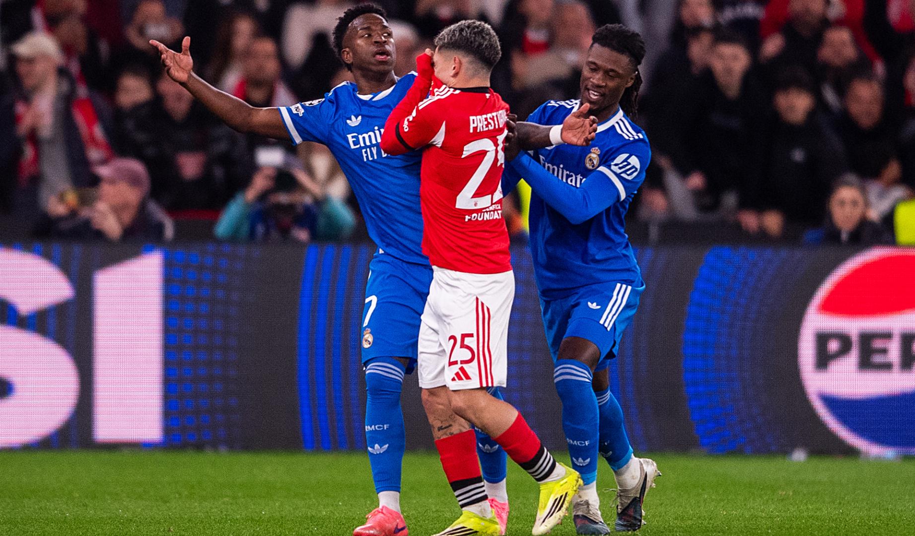 Camavinga se lleva a Vinícius con el argentino Gianluca Prestianni tapándose la boca con la camiseta