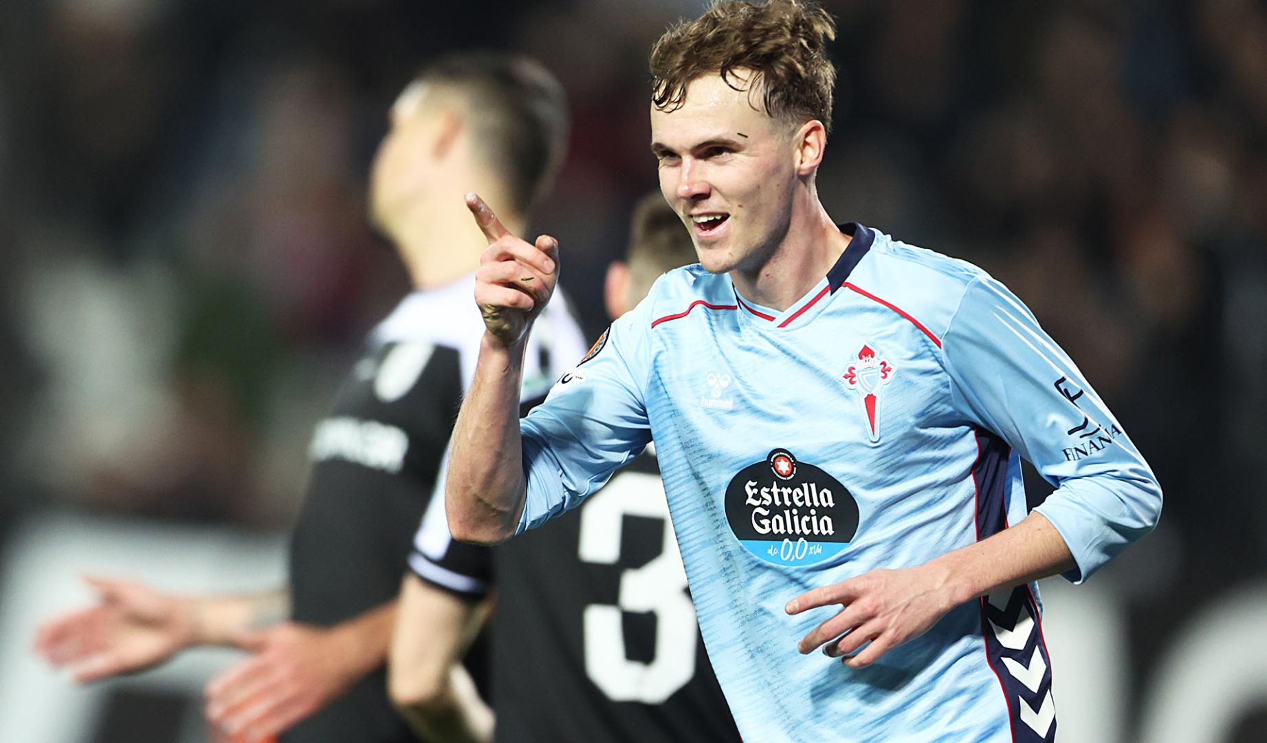 Williot Swedberg agradece a Iago Aspas su asistencia en el 0-2