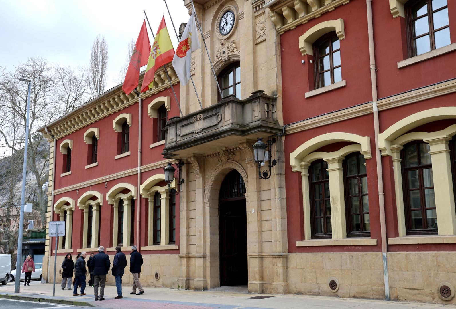 Ayuntamiento de Estella en su acceso por la fachada principal del Paseo de la Inmaculada.