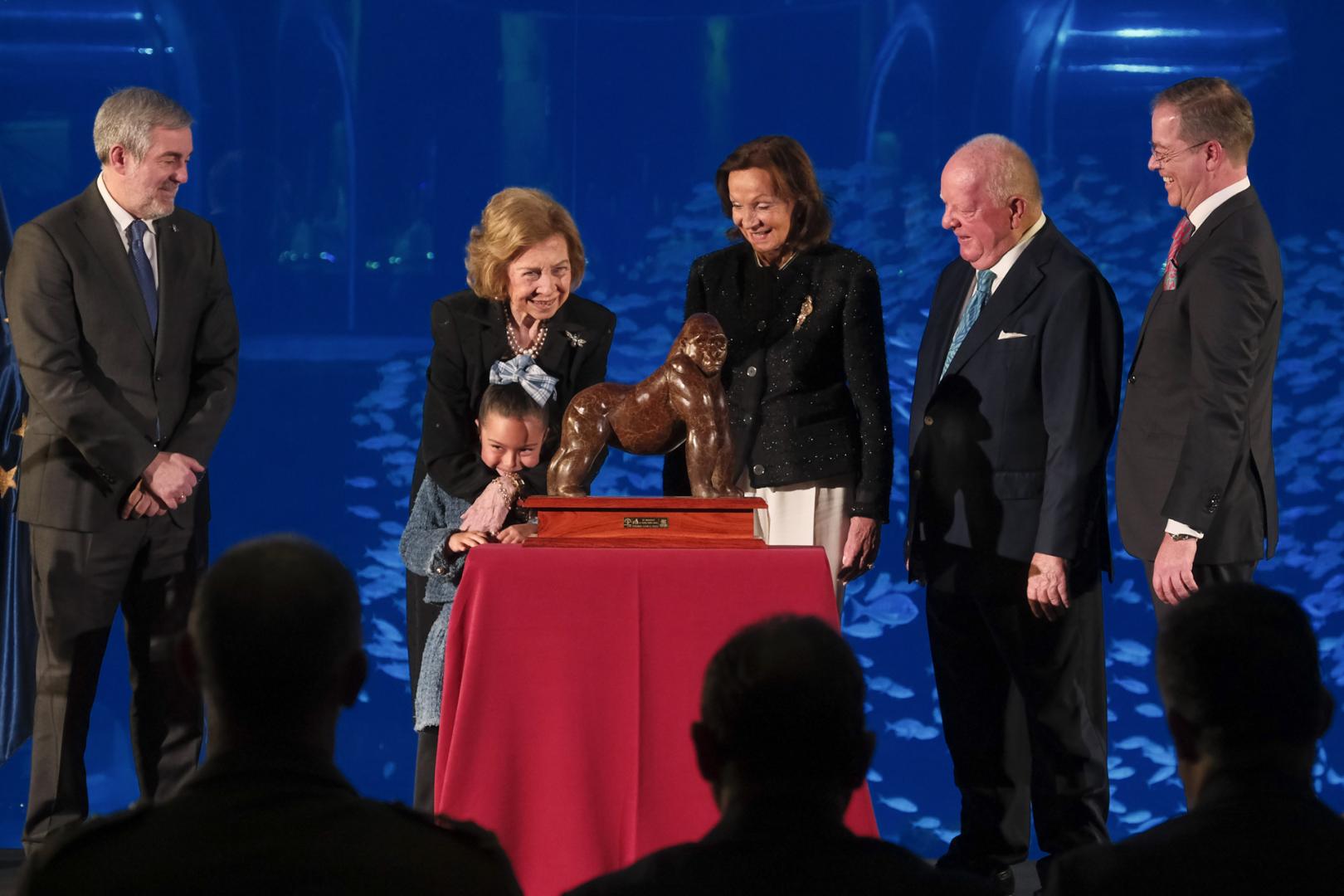 La reina Sofía abraza a la nieta del fundador del grupo Loro Parque, Wolfgang Kiessling, tras recibir el Premio Gorila que concede la Fundación Loro Parque