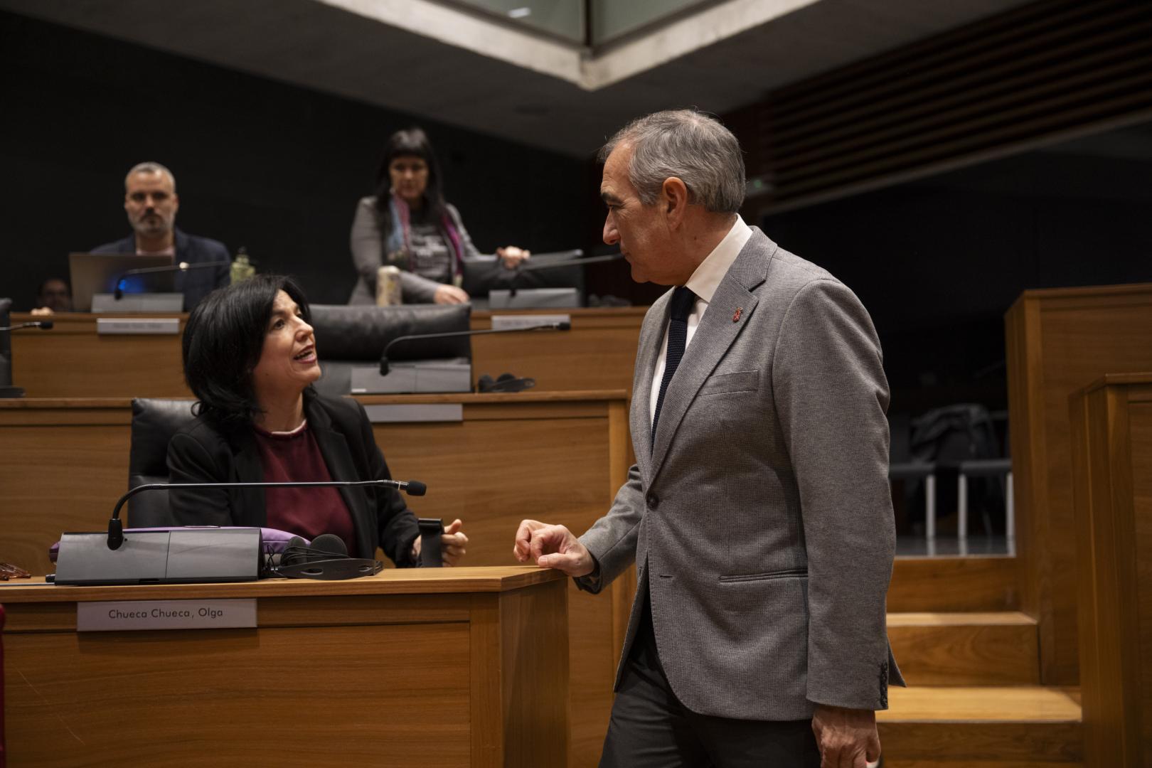 Olga Chueca (PSN) conversa con el consejero de Cohesión Territorial, Óscar Chivite