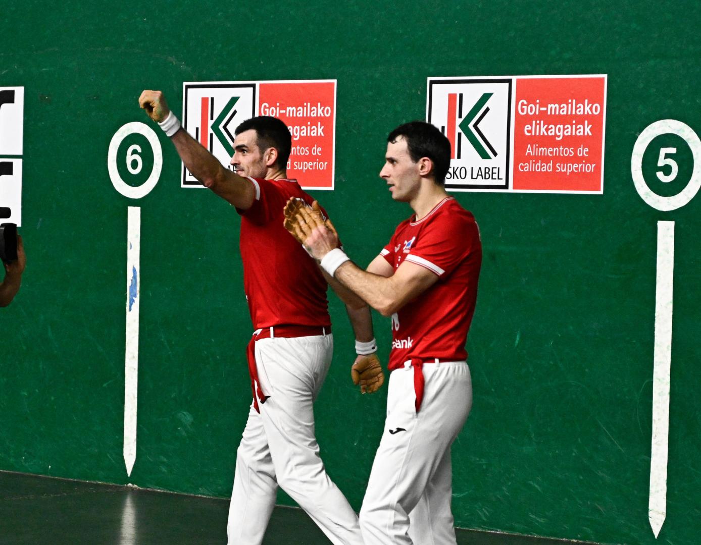 Ezkurdia y Altuna celebran su pase a semifinales.